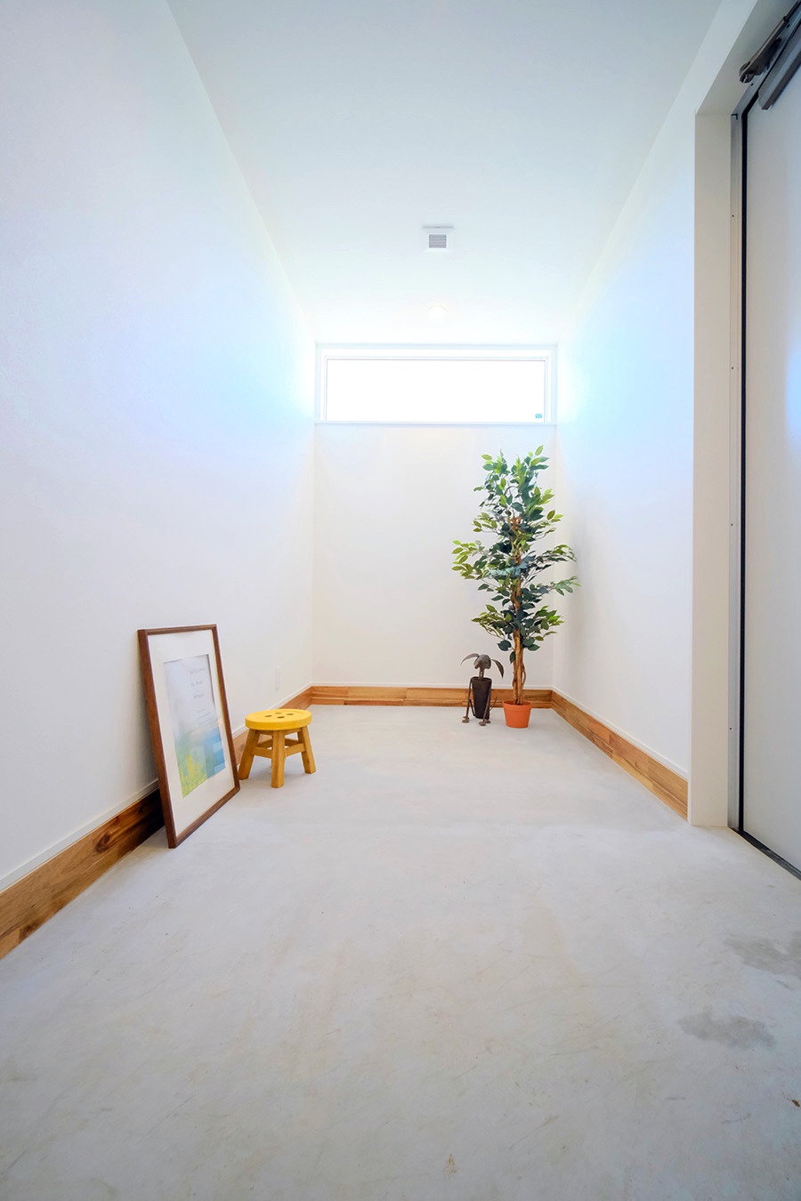 奥行きのある広い玄関土間