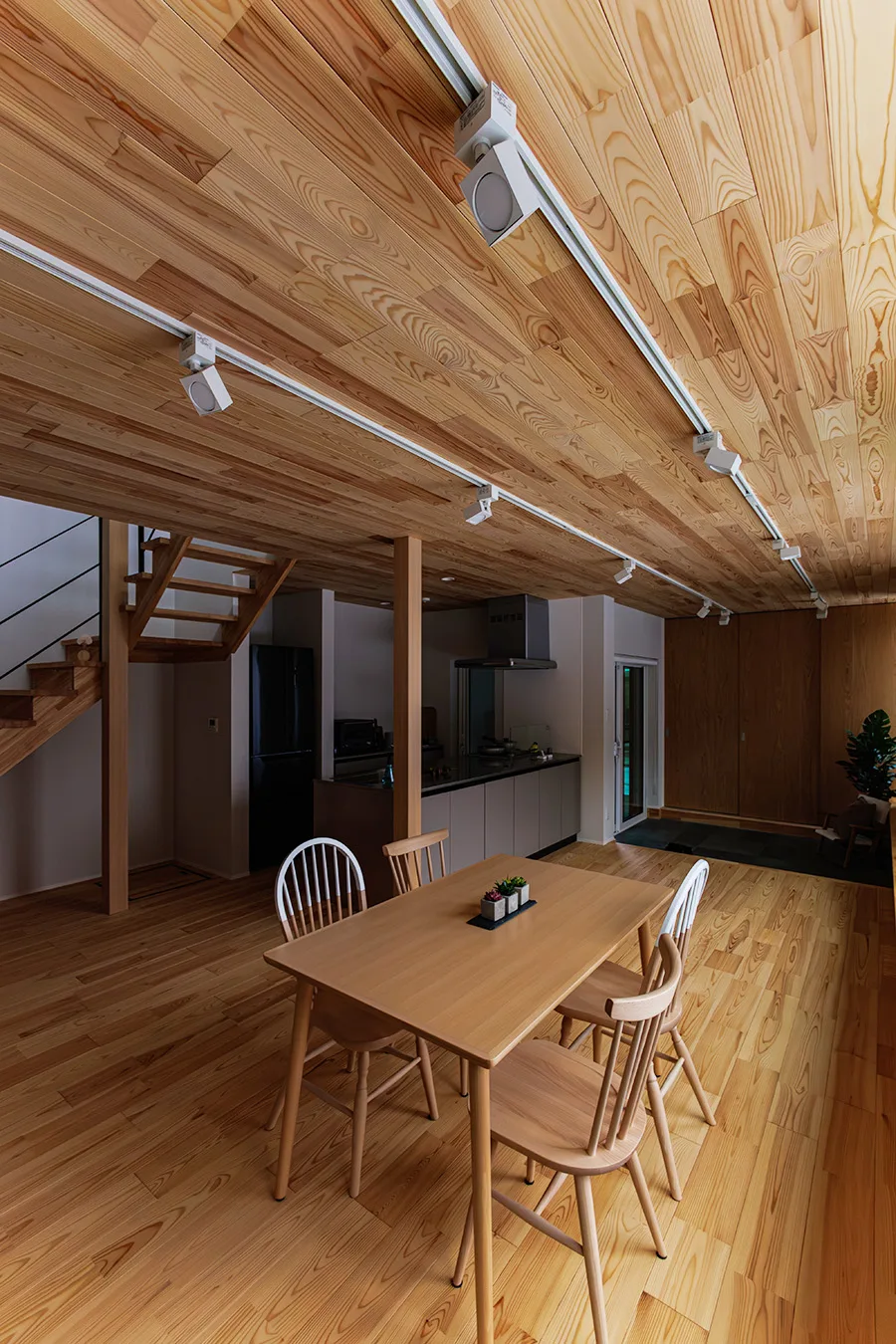 無垢材のあたたかみを感じるLDKは家族が一体的に過ごせる