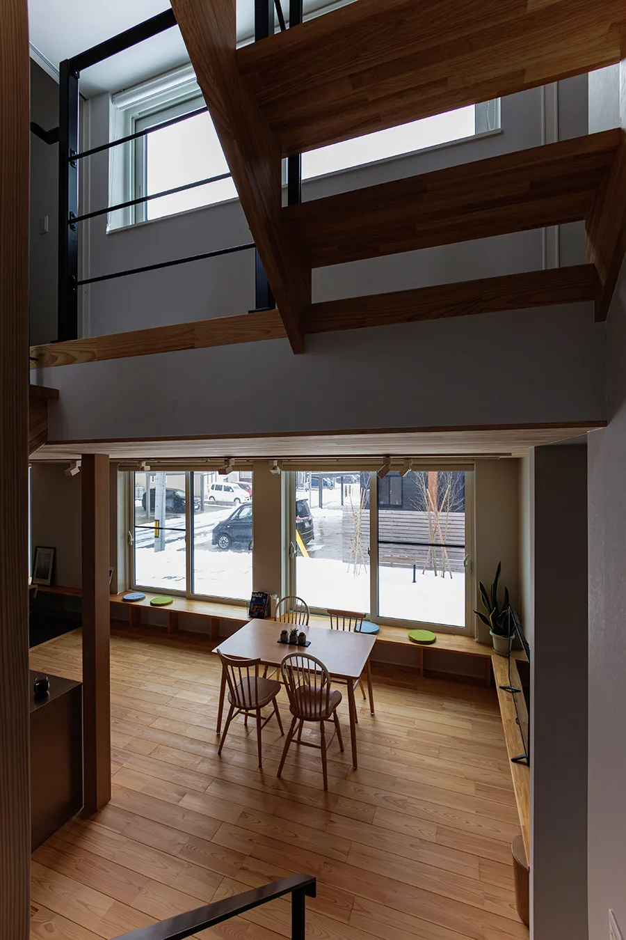 リビング階段の吹き抜けが床エアコンの暖房を効率的に2階へ運ぶ